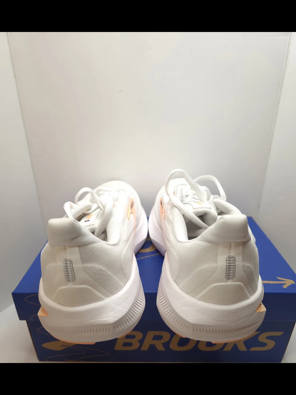 Size 8.5W Brooks Revel 9 white/cyber peach/purple